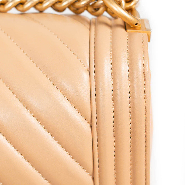 Chanel Boy Chevron Medium Flap Bag Bags Chanel - Shop authentic new pre-owned designer brands online at Re-Vogue