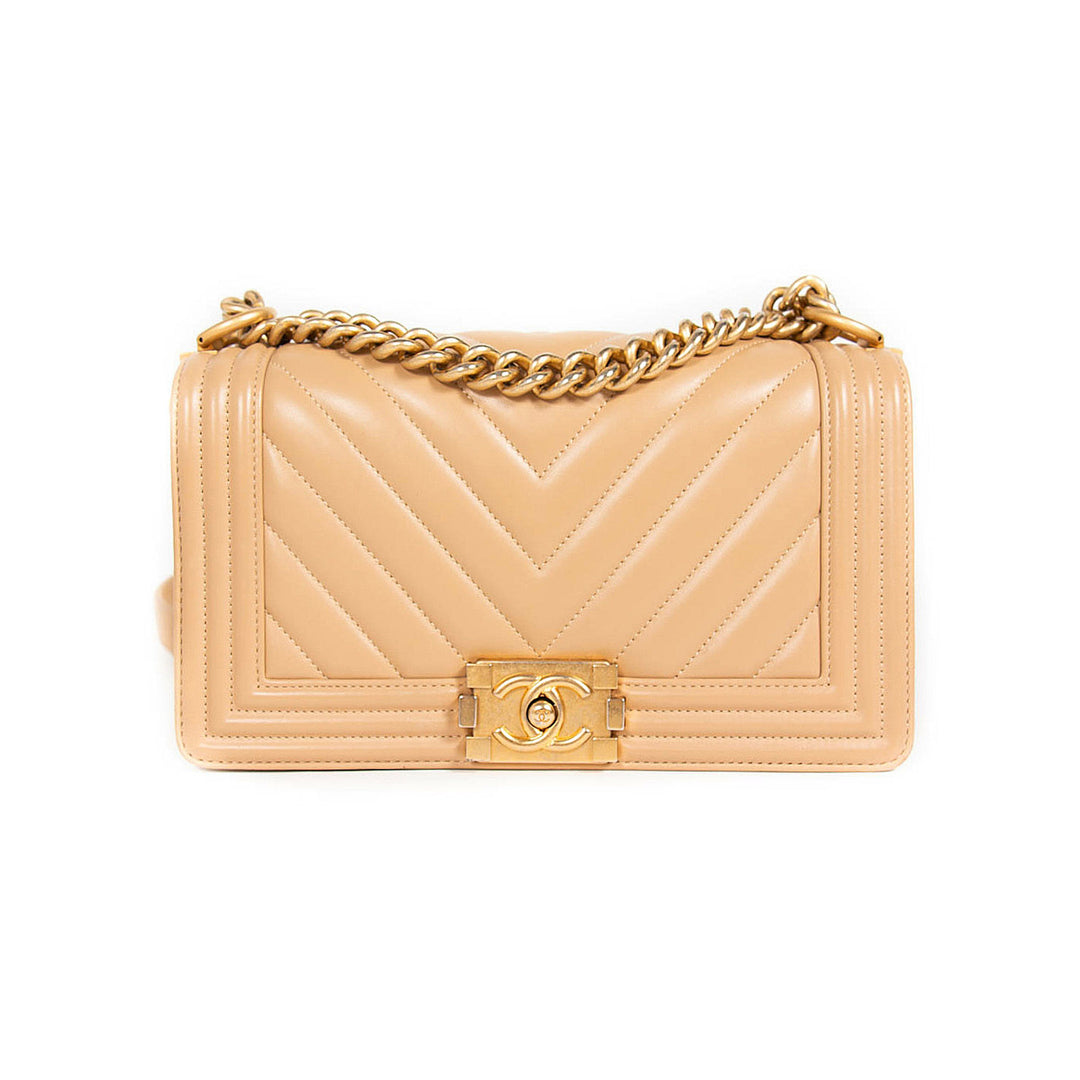 Chanel Boy Chevron Medium Flap Bag Bags Chanel - Shop authentic new pre-owned designer brands online at Re-Vogue
