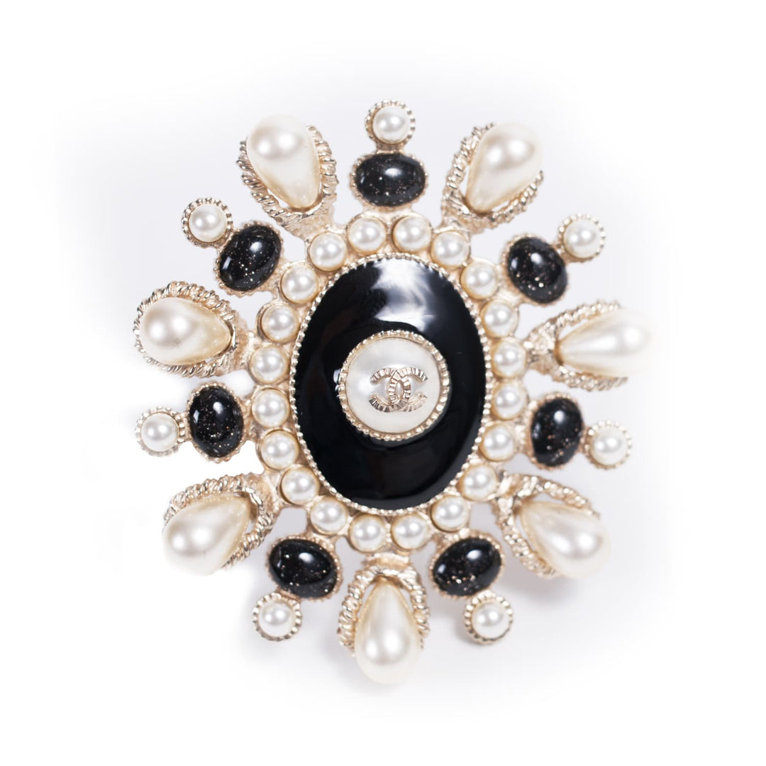 Chanel White Pearl Brooch Accessories Chanel - Shop authentic new pre-owned designer brands online at Re-Vogue