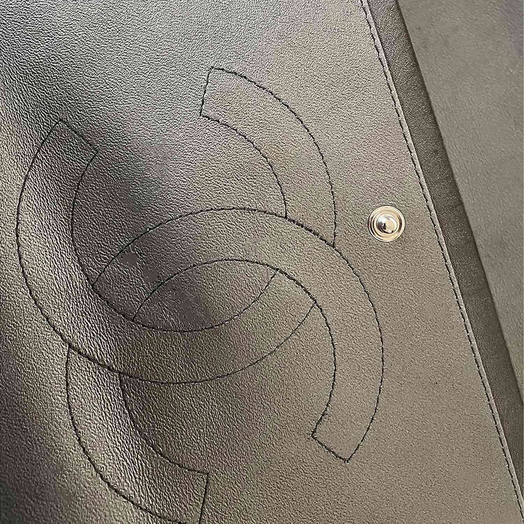 Chanel Classic Maxi Double Flap Bag - revogue