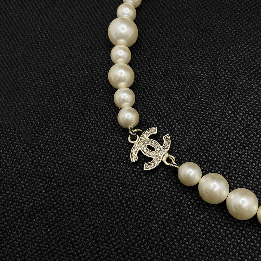 Chanel White Pearl Short Necklace