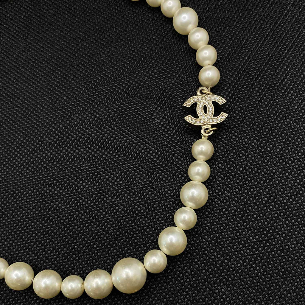 Chanel White Pearl Short Necklace